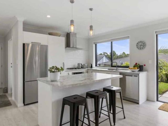 GORGEOUS THREE BEDROOM FULLY FURNISHED