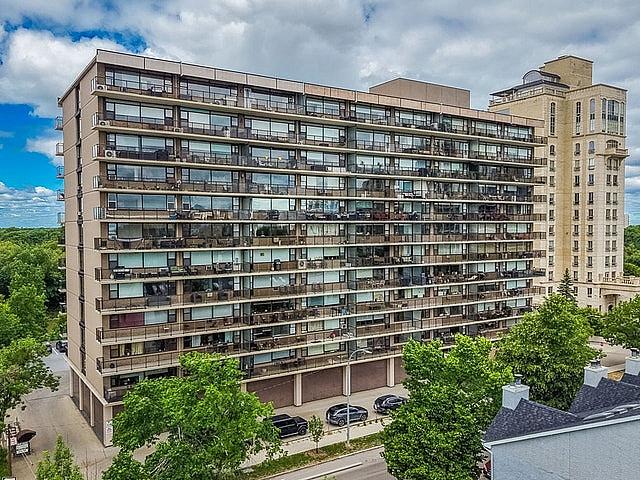 Gorgeous Wellington Crescent 2 bedroom Condo $279,900