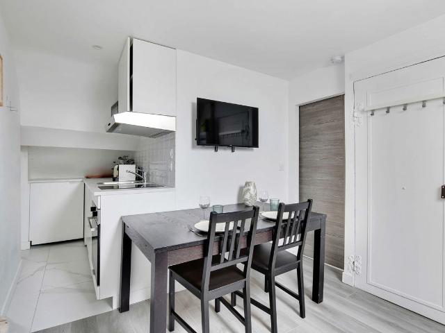 Gorgeous and beautiful apartment conveniently located, Paris Amsterdam Apartments for Rent