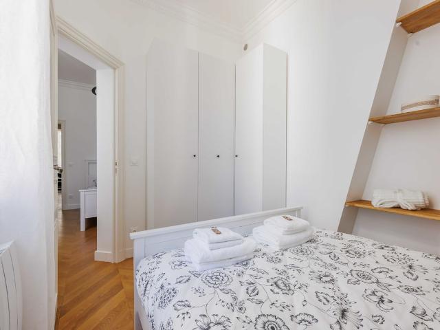 Gorgeous Apartment with Spacious Living Area and Equipped Kitchen, Paris Amsterdam Apartments for Rent