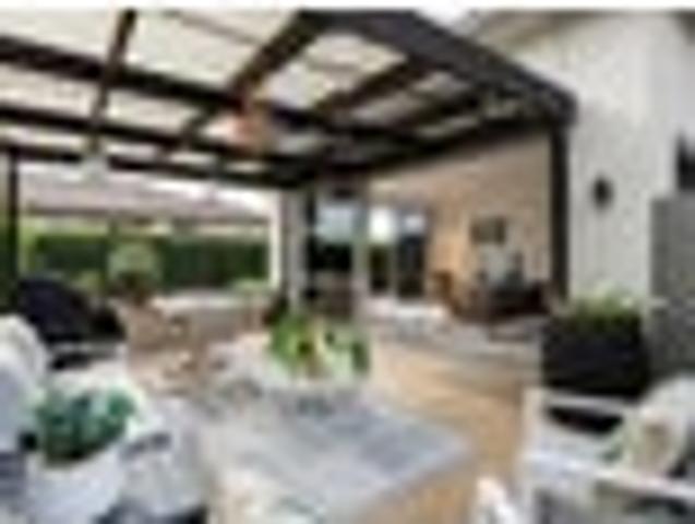 Gorgeous family living with pool and views