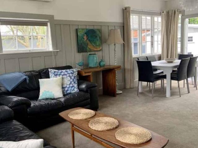 Gorgeous Fully Furnished Bungalow with Beautiful Garden Very Handy to the City!