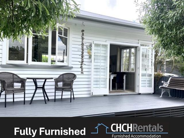 Gorgeous Fully Furnished Bungalow with Beautiful Garden Very Handy to the City!