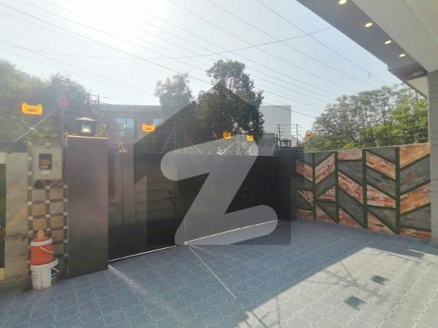 Gorgeous Prime Location 10 Marla House For sale Available In Central Park Block G