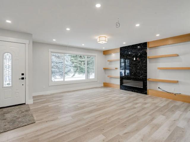Gorgeous & Renovated 4 bed, 3 full bath home in Acadia!
