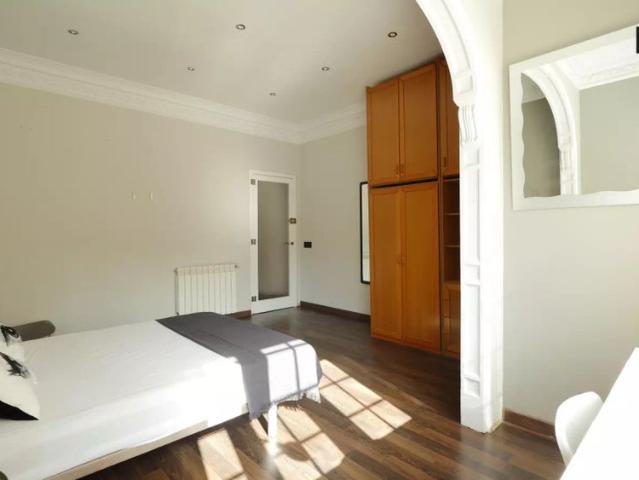 Gorgeous room with double bed for rent in Gràcia