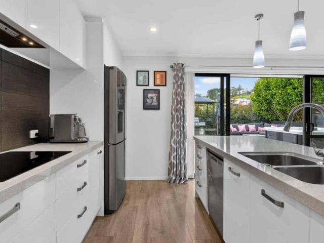 Gorgeous Single Level Living in Orewa Heights