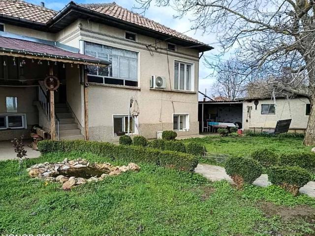 Zadbany dom z dużym ogrodem, garażem i budynkami gospodarczymi