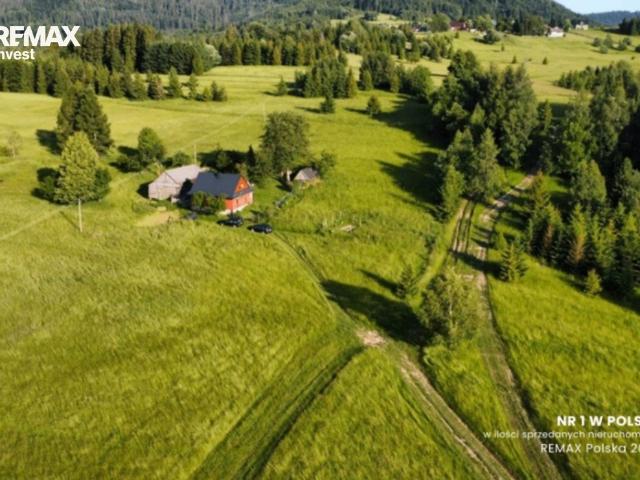Gospodarstwo 2,5 ha z widokiem na Beskidy i domem z drewna
