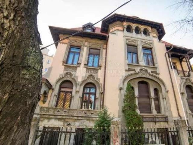 Gothic Mansion of Six Plus Bedrooms and Garden Downtown