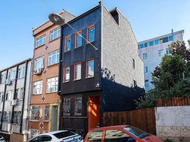 Gotowy dom z apartamentami w centrum Fatih, inwestycja