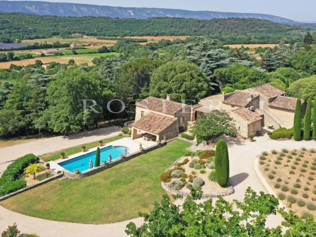 Goult: authentique ferme 17ème rénovée 376m² Goult