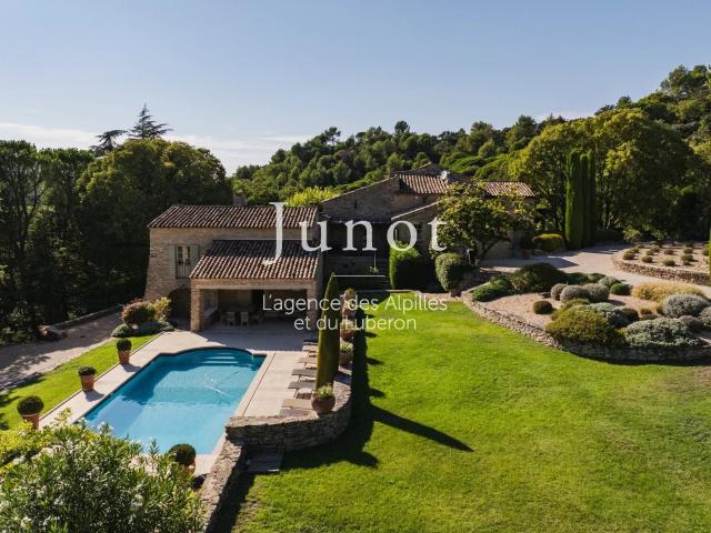 Goult PROCHE VILLAGE Mas du XVIIe rénové Piscine Jar. 376m² Goult