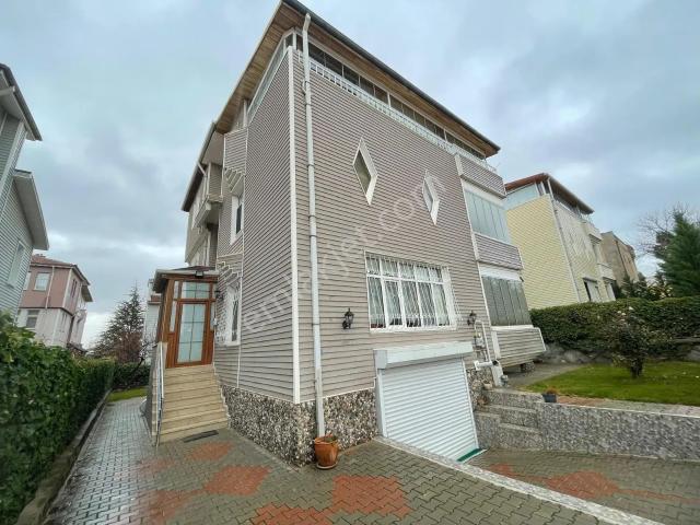 Global'den Özkent Sitesinde Eşyalı 3 Katlı Satılık Villa