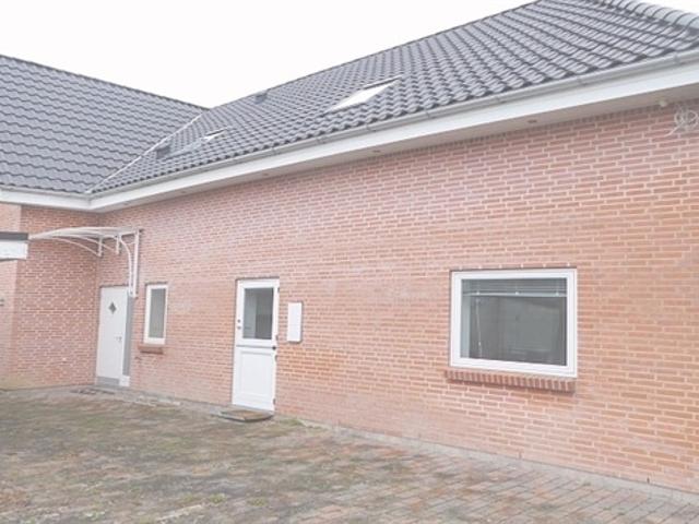 Glostrup – Solsortevej – velbeliggende, moderniseret stuelejlighed med adgang til fælles terrasse og fælles P plads