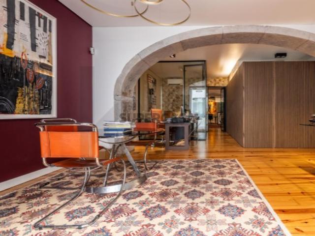 Glamour e Prestígio no Chiado| Escritório de Luxo| 6 Lugares de Garagem em Regime de Avença