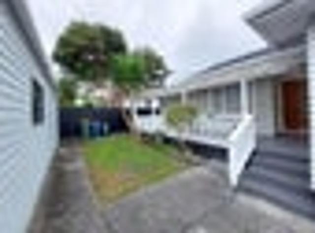 Glen Eden, 3 bedrooms, $700 pw