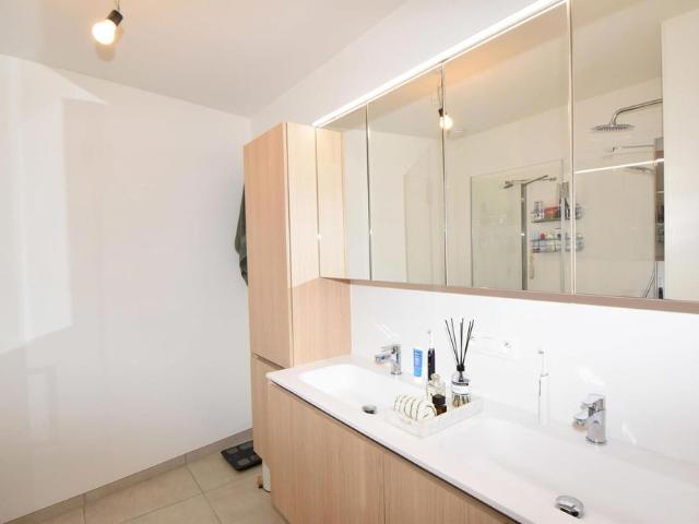 Glvl. app 2slk. met omheinde tuin, berging & staanplaats