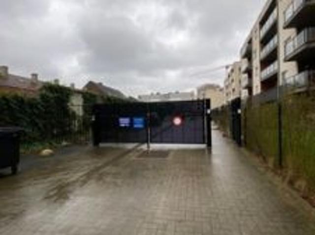 Grote autostaanplaats in recente ondergrondse garage te koop