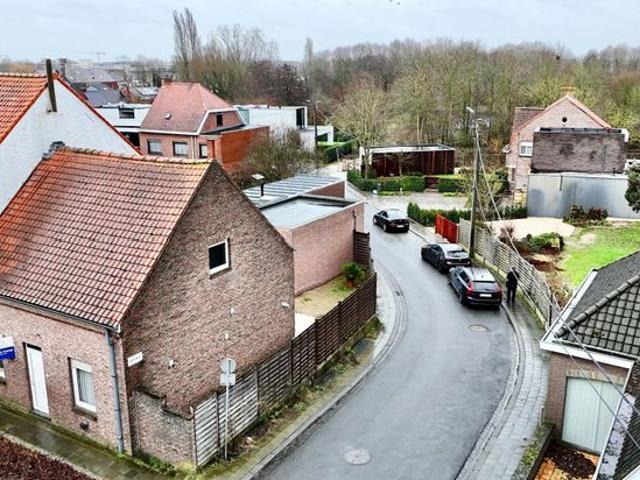 Grotendeels gerenoveerde woning met atelier/grote garage en