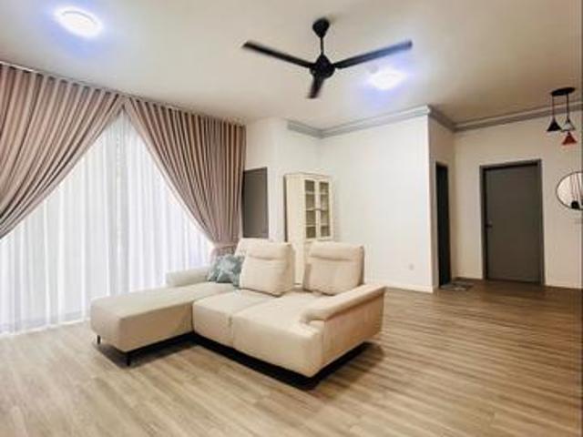 Ground Floor and Spacious Unit Lakefront Residence