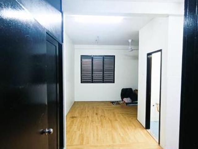 Ground Floor Baru Siap Cat ada Vinyl Floor Pangsapuri Sri Ayu