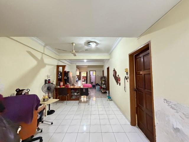 Ground Floor Facing Empty Renovated Rawang Putra Rawang