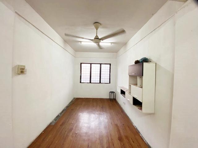 Ground Floor Ruselia Apartment Tmn Pinggiran Putra Seri Kembangan
