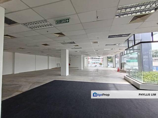 Ground floor showroom within industrial vicinity