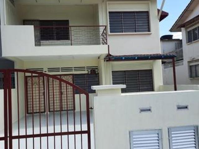 Ground floor town house recently painted and renovated bathrooms