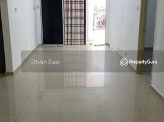 Ground Floor TownhouseFreehold1200sfFace SouthBasic Well Kept Unit