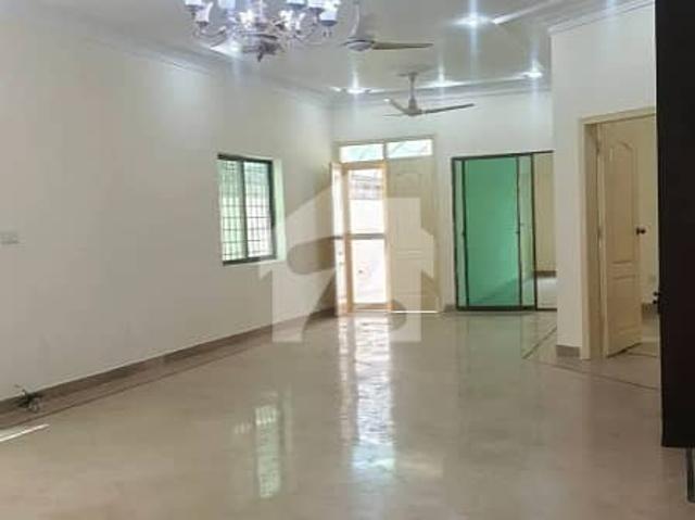 Ground Portion Separate Gate 3 Bedrooms D/ Available For Rent Block 2, Clifton