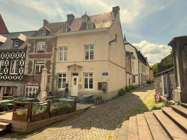 Groupe Arcade: Maison de commerce avec logement de fonction