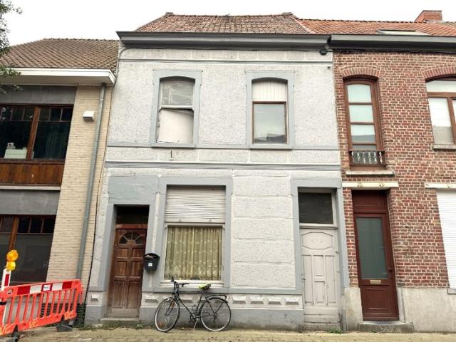 Grondig te renoveren ruime burger woning in centrum Harel.