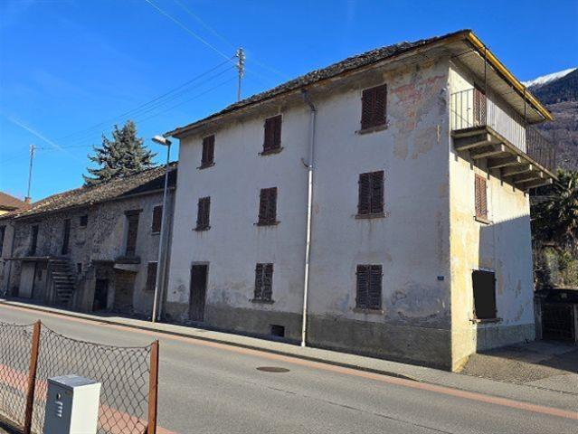 Grooses Anwesen mit Haus und zwei Ställen zum Ausbauen / Grande proprietà da ristrutturare con possibilità di ampliamento con casa e 2 stalle