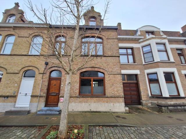 Groot huis met tuin aan park
