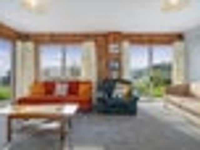 Groovy Bach and Stunning Sea Views