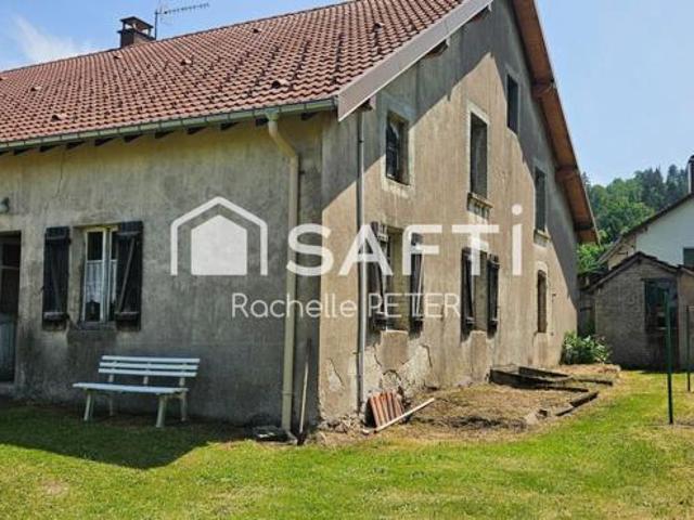 Gros potentiel pour cette grande maison de village à rénover, avec terrain plat, toiture neuve !