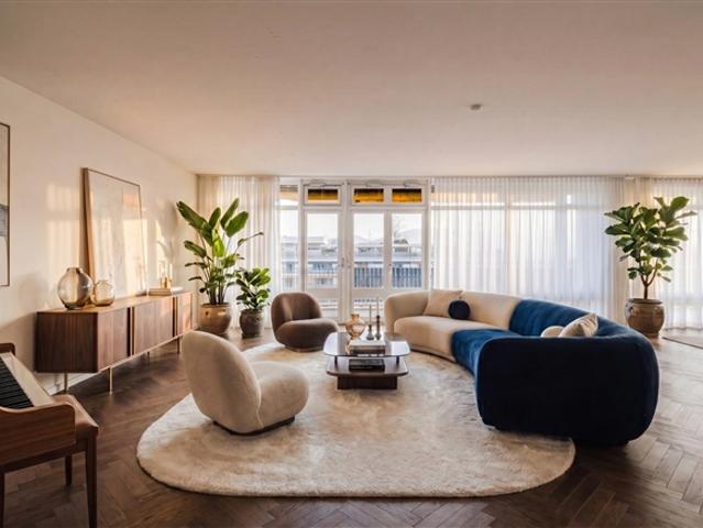 Große 7 Zimmer Wohnung im obersten Stock – Budé