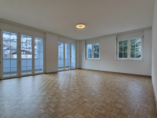grosse 4.5 Zimmer Wohnung 110m² mit Balkon