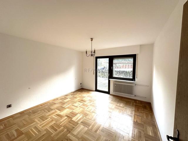 GROßE 4 Zimmerwohnung für KLEINES Geld in ruhig gelegenem Zweifamilienhaus