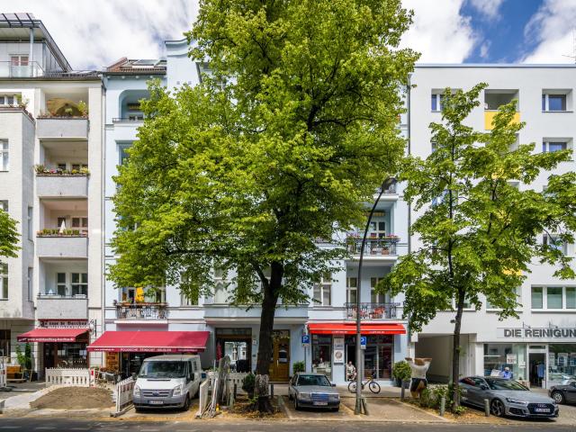 Große 4 Zimmer Altbauwohnung mit Balkon, Dusch /Wannenbad, Erker & Flügeltüren vermietet