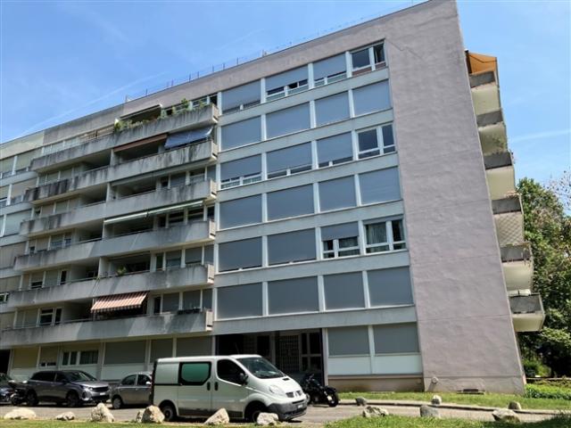 Große 4 Zimmer Wohnung im 6. Stock mit Balkon