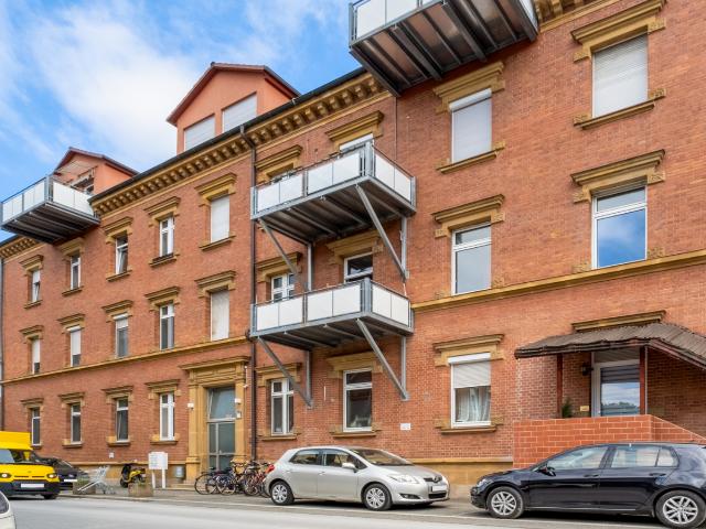 Große 5 Zimmer Wohnung mit Balkon, Kellerabteil und Stellplatz in der Südlichen Außenstadt von Nürnberg
