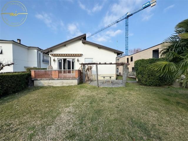 GROSSE 8 ZIMMER VILLA MIT PRIVATEM GARTEN IN COLDRERIO