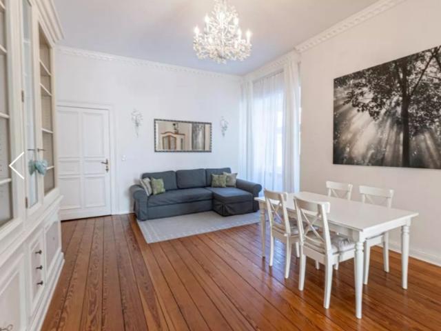 große Altbauwohnung nahe Schloss Charlottenburg