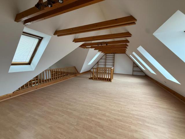 Große Galeriewohnung mit Balkon beim St. Peter Schulzentrum
