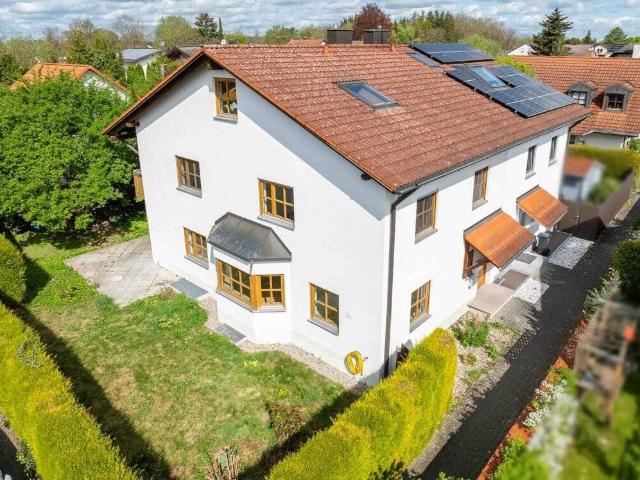 Große Doppelhaushälfte mit Südgarten, zwei Hobbyräumen, Garage, Carport und Stellplatz
