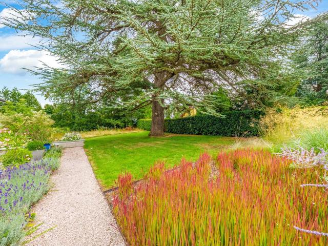 Große, freistehende Villa komplett renoviert