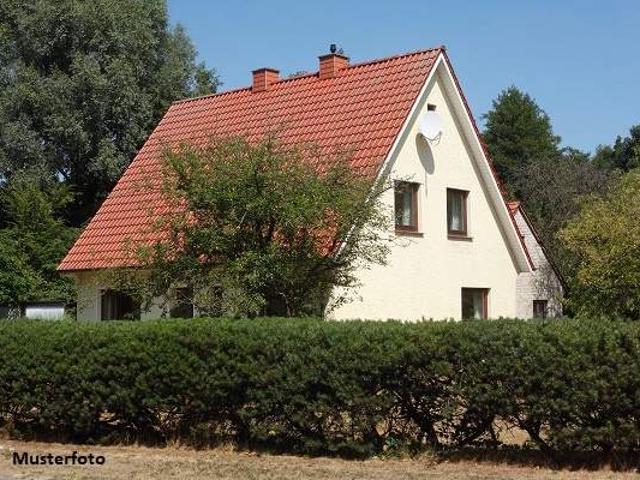 Große Hofstelle mit Wohnhaus, Wirtschaftsgebäuden & Acker und Waldflächen